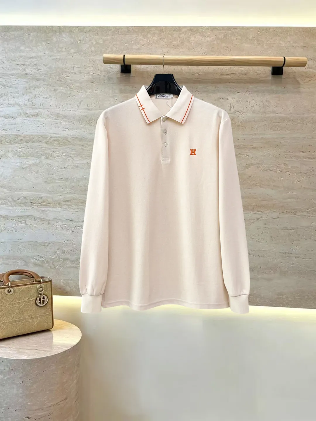 Hermès New Arrival long-sleeved Polo shirt, original fabric, official Same Style, made of 260g pure cotton pique fabric, custom-made in the same vat, feels very comfortable and smooth, very wide and stylish, produced by a first-line brand factory, imported Behringer embroidery machine, embroidery is full and textured, collar and collar ribs are woven with imported yarn, does not deform after long-term wear, the most New Arrival style in autumn and winter, fashionable and individual, super Versatile and good-looking Very suitable for both men and women. A must-have item for everyone. Size: M-XXXL
